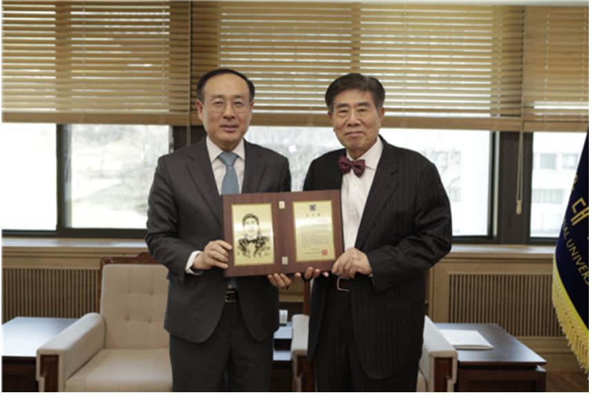 Professor Emeritus Yung-soo Kim Generously Donated 100 Million Won to the SNUSD 100th Anniversary Commemoration Fund